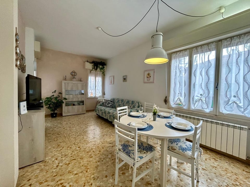TV and multimedia, Seating area, Dining area