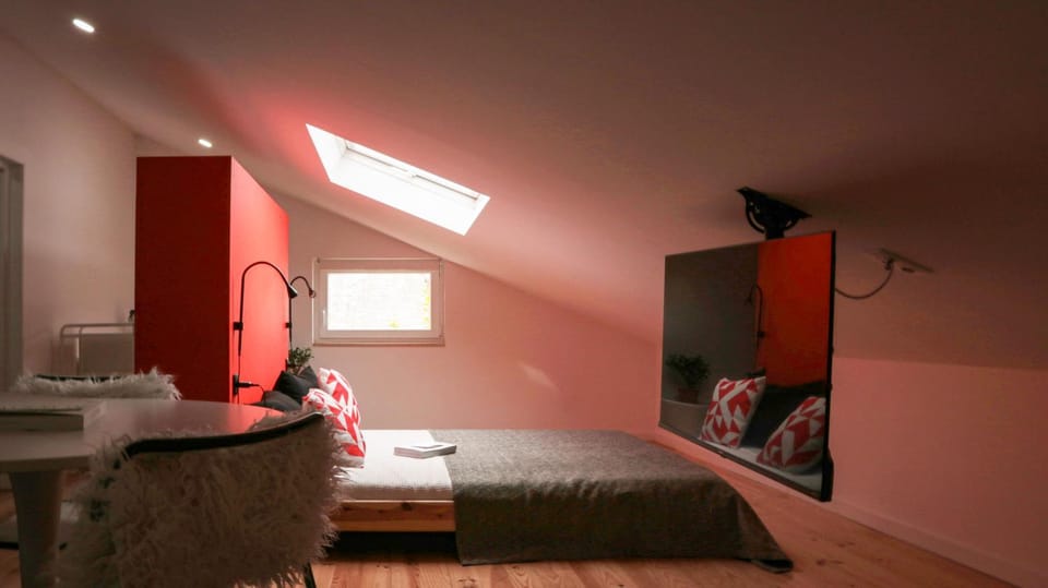 TV and multimedia, Coffee/tea facilities, Kitchen or kitchenette, Seating area, Bedroom, group of guests, internet, toaster, wardrobe, air conditioner