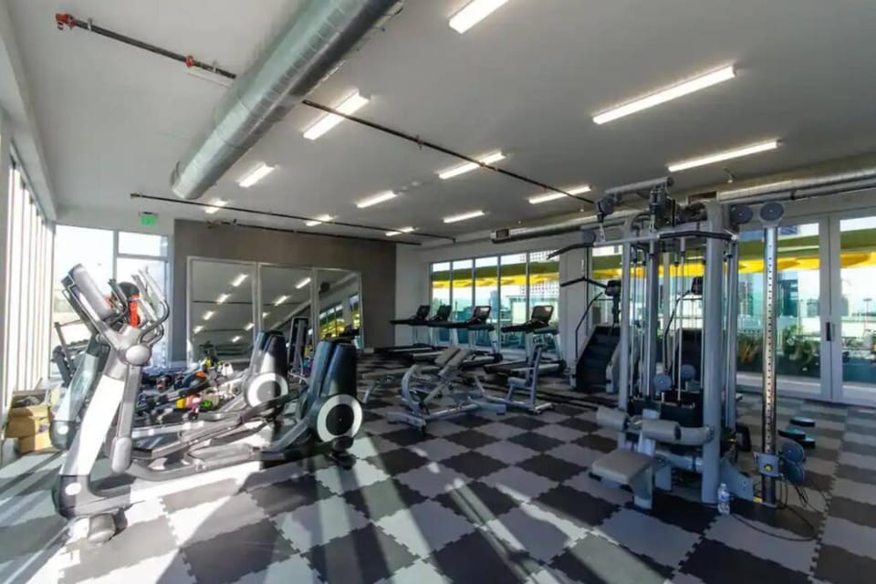 Cozy 3bed Condo with balcony & a rooftop pool Apartment in Los Angeles
