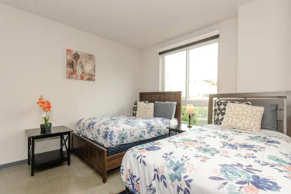 Cozy 3bed Condo with balcony & a rooftop pool Apartment in Los Angeles