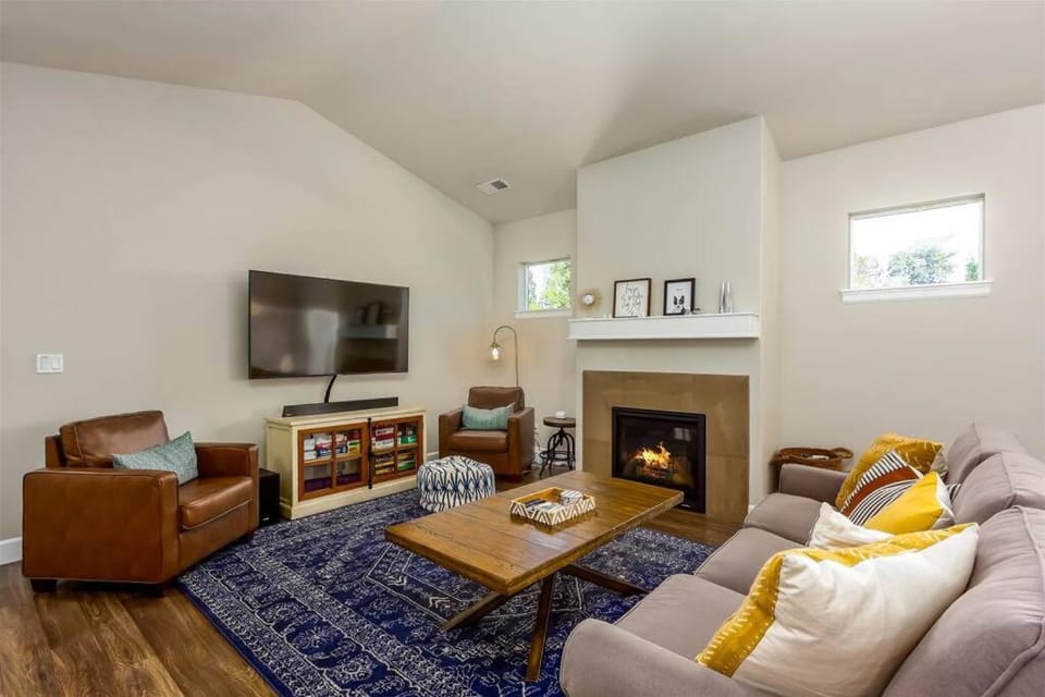 Sonata Getaway Pet friendly Near Old Mill District House in Bend