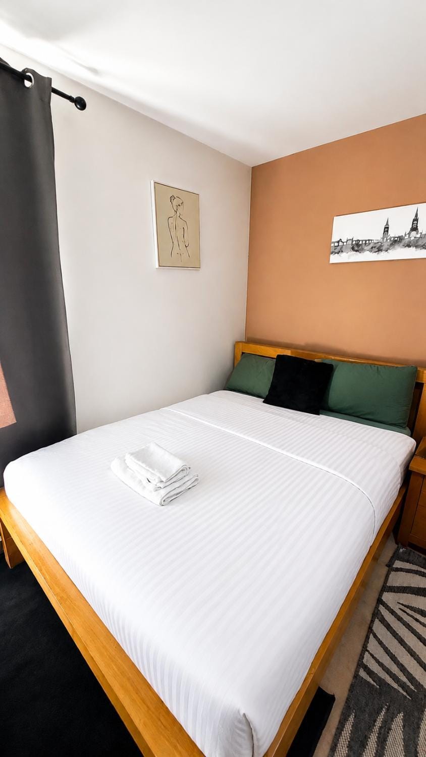 Shower, Toilet, Bed, People, Bathroom, TV and multimedia, Coffee/tea facilities, View (from property/room), Bedroom, City view, Garden view, Street view, Family, internet, storage