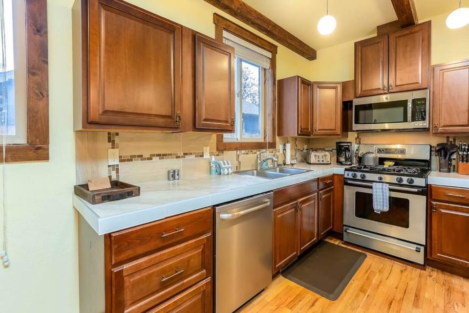 Walk to Everything Bikes AC Dog Friendly House in Bend