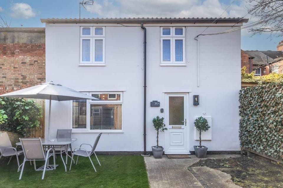 Property building, Patio, Spring, Day, Garden, Garden view