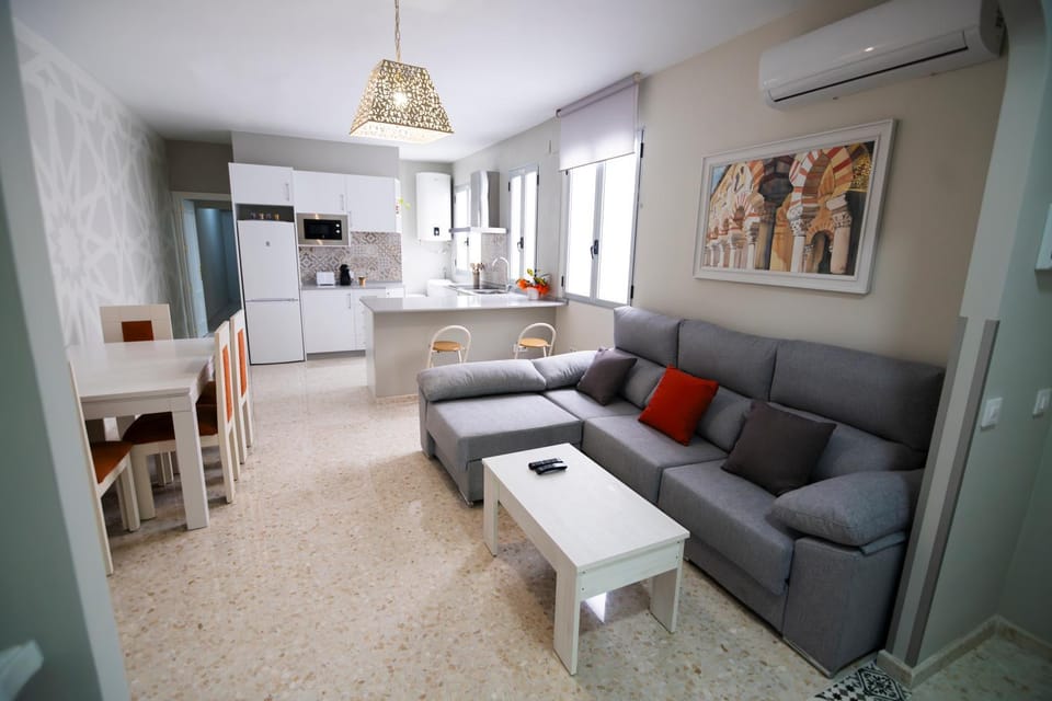 Communal lounge/ TV room, Kitchen or kitchenette, Living room, Seating area, Dining area, minibar, stove