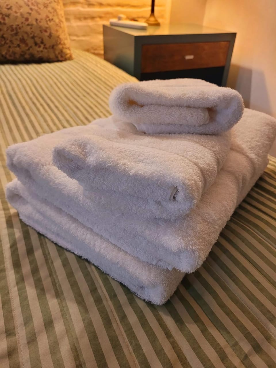 Bed, Bedroom, towels