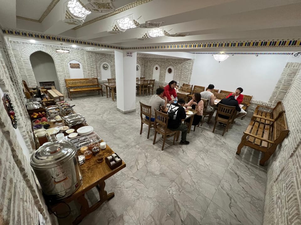 Property building, Restaurant/places to eat, People, Banquet/Function facilities, Seating area, group of guests