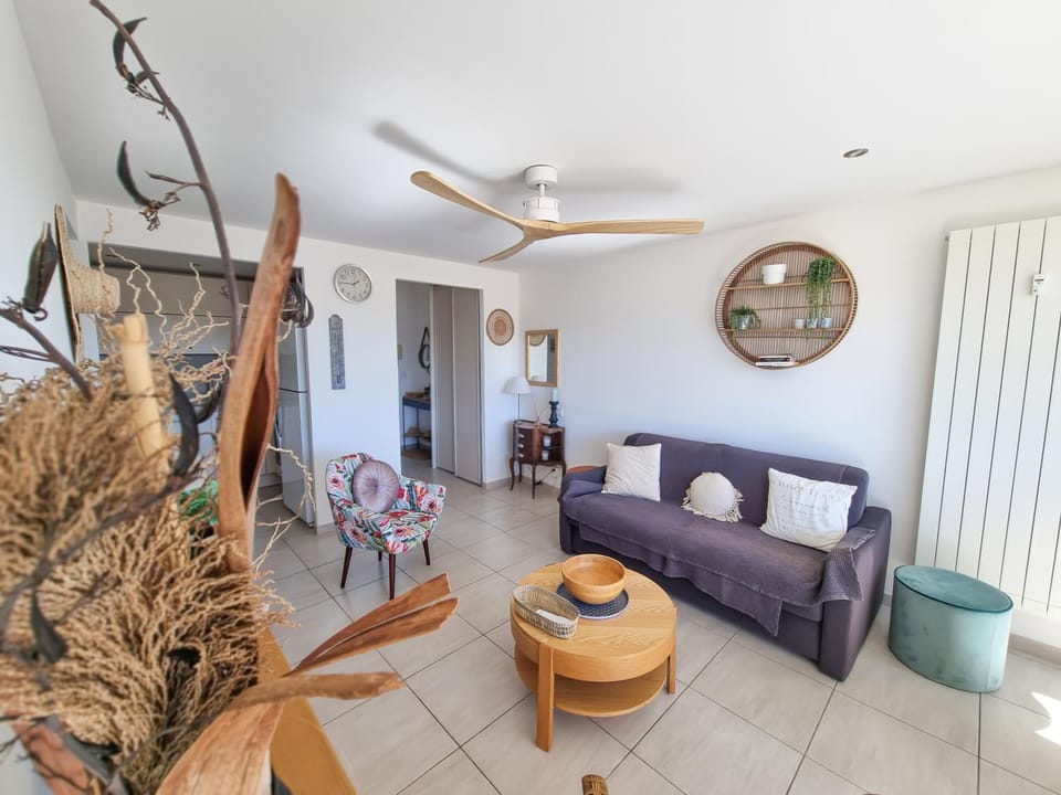 Living room, Seating area, fireplace
