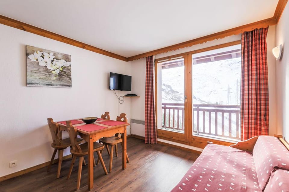 Bed, kitchen