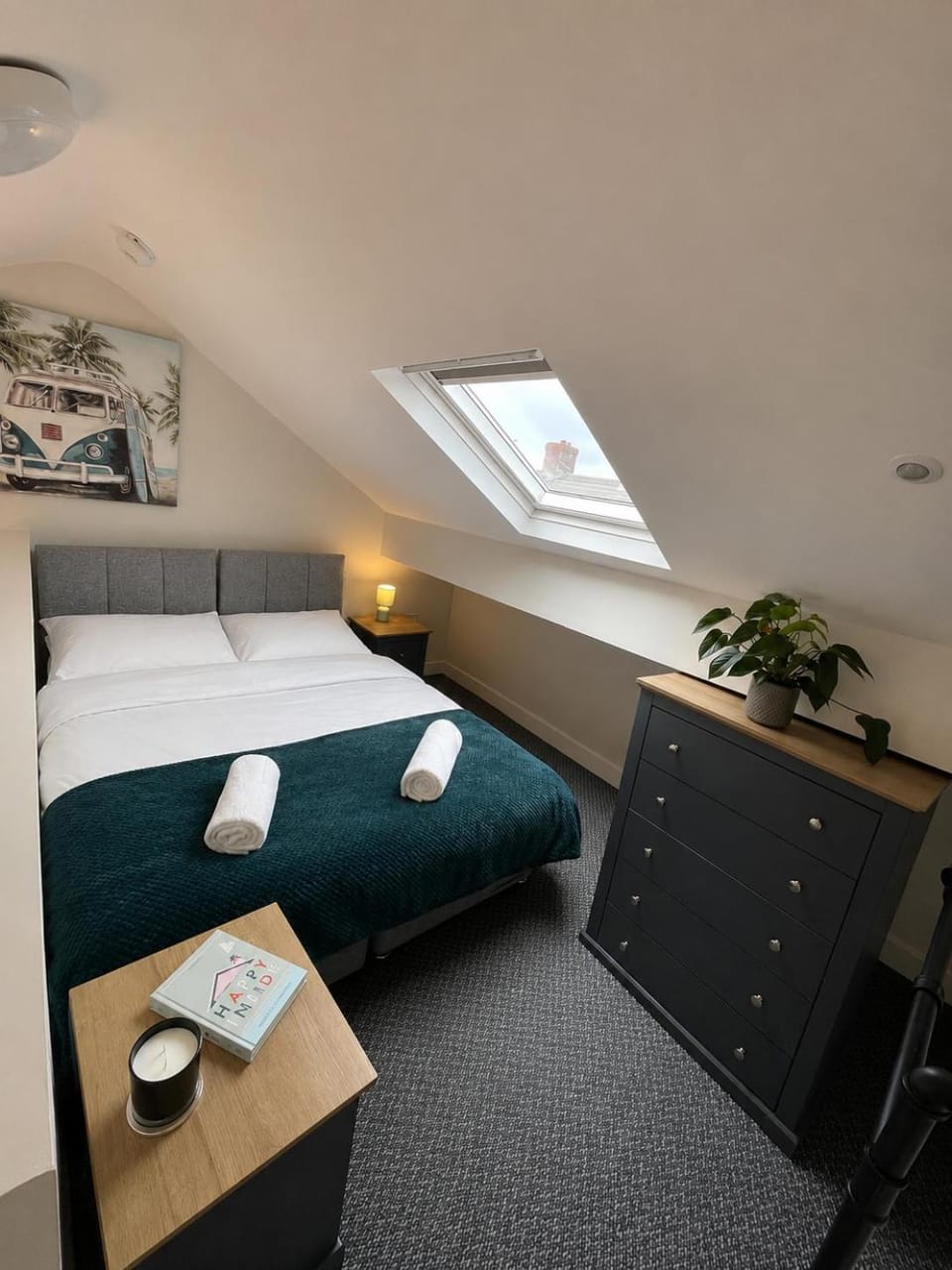 Bed, Photo of the whole room, Bedroom