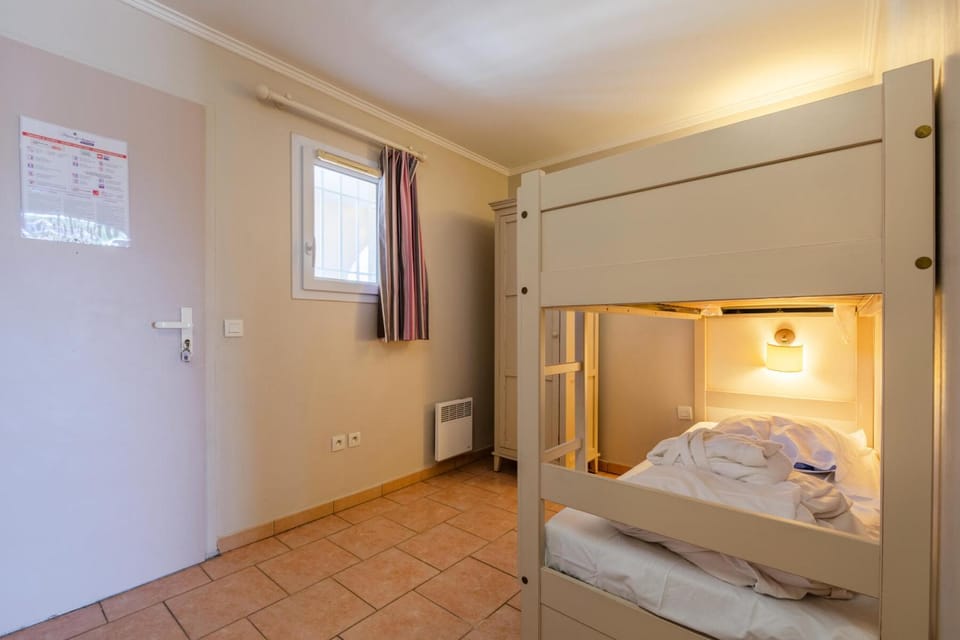 Shower, Bed, Bathroom, furniture