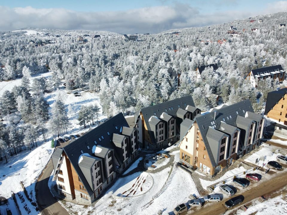 Property building, Day, Neighbourhood, Natural landscape, Bird's eye view, Winter, Parking
