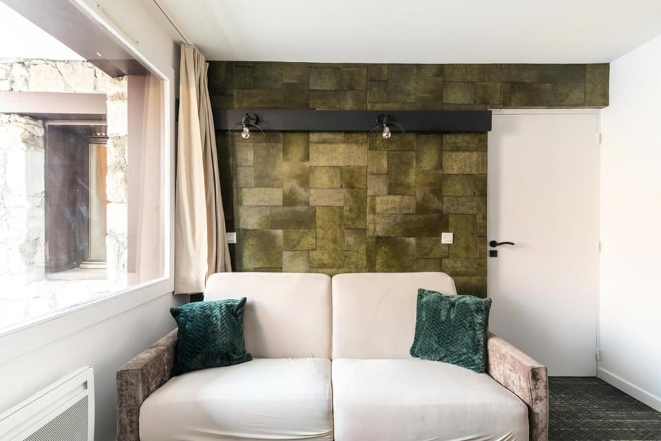 Bed, Bathroom