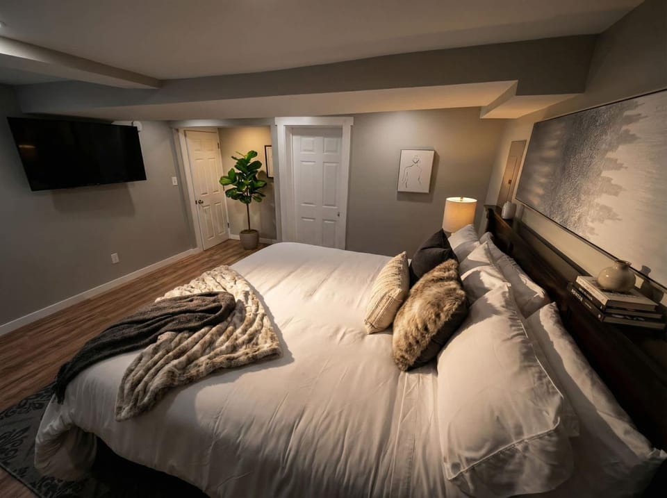 Boardwalk- large modern unit with King bed fast WIFI free coffee and easy parking Apartment in Wilmington