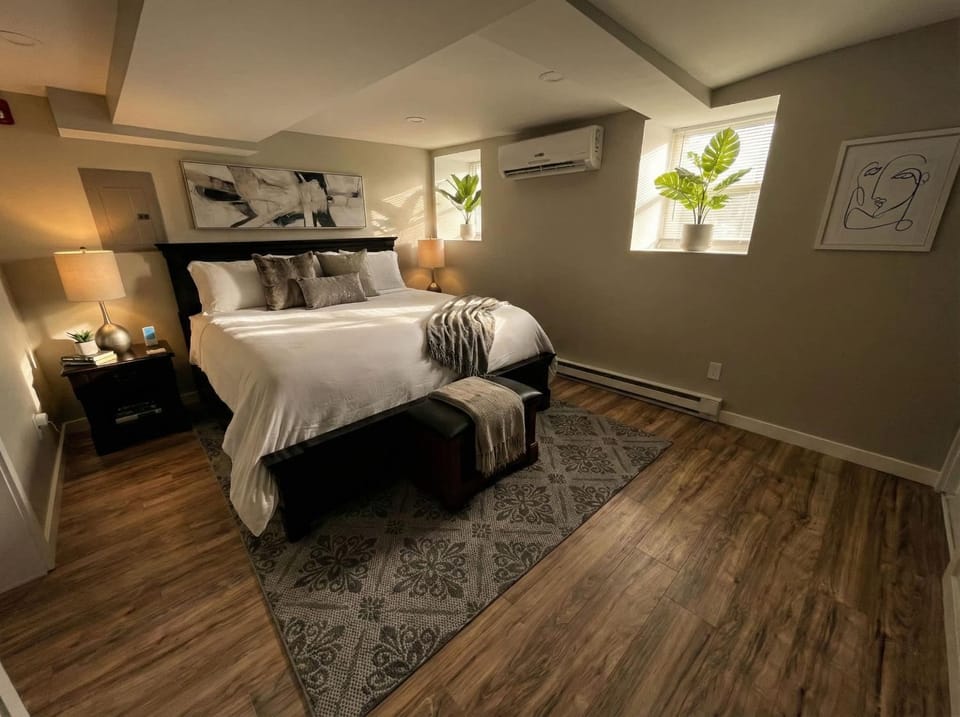 Boardwalk- large modern unit with King bed fast WIFI free coffee and easy parking Apartment in Wilmington
