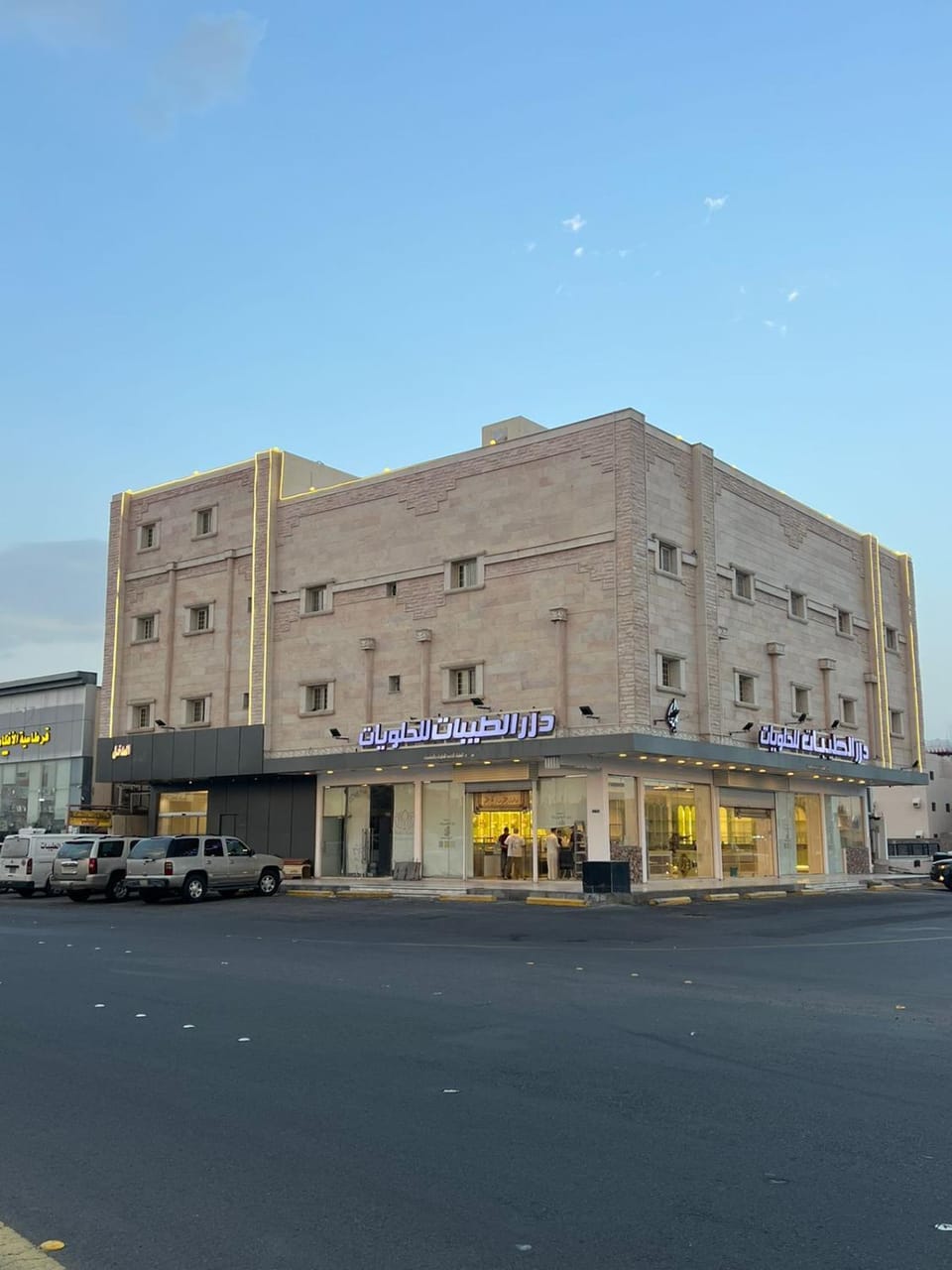 Property building, Day, City view, Location, Parking