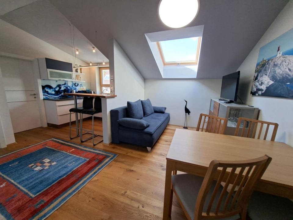 Communal lounge/ TV room, TV and multimedia, Living room, Dining area