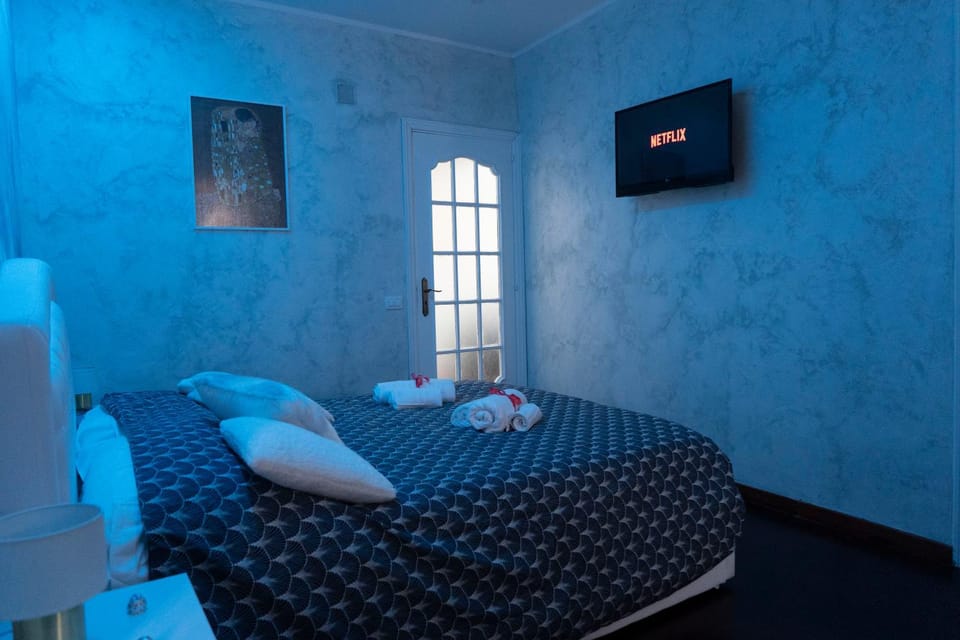 Bed, TV and multimedia, Photo of the whole room, Bedroom, towels