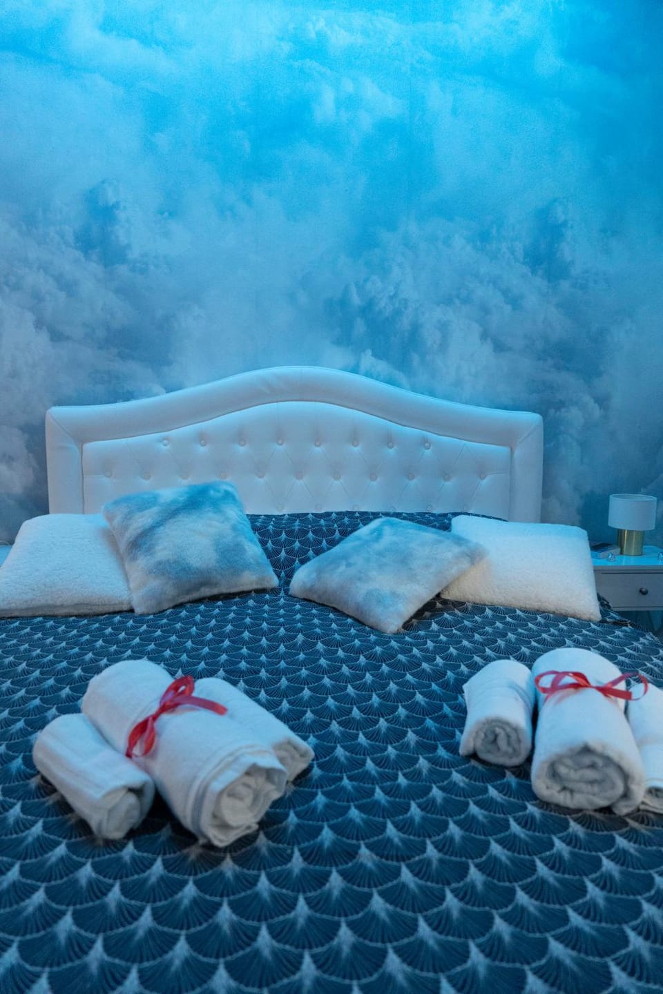 Bed, Photo of the whole room, Bedroom, towels