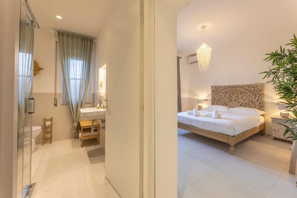 Shower, Toilet, Bed, Bathroom, Photo of the whole room, Bedroom, towels
