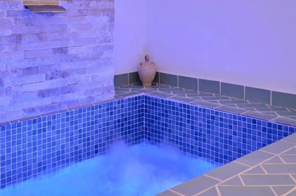 La Morería y su jacuzzi House in Sierra Norte de Sevilla