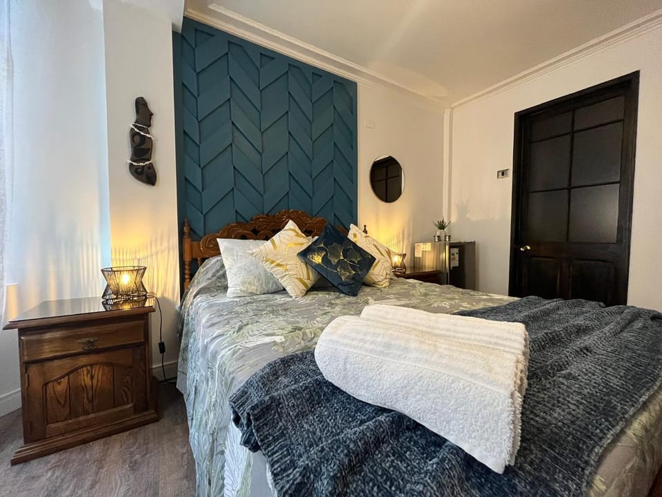 Bedroom, towels