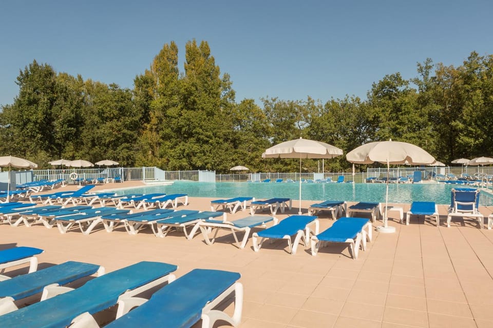 Beach, Swimming pool, furniture