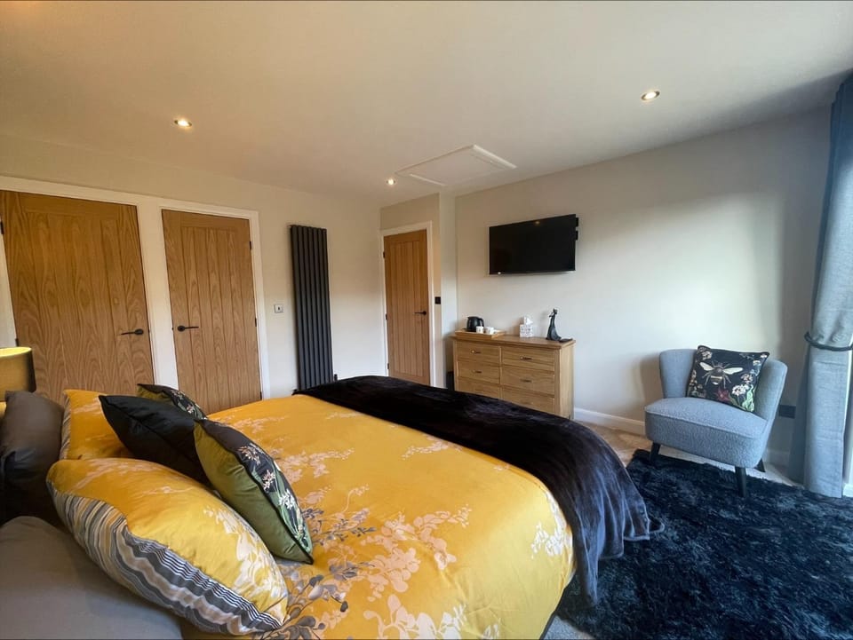 Bed, TV and multimedia, Bedroom