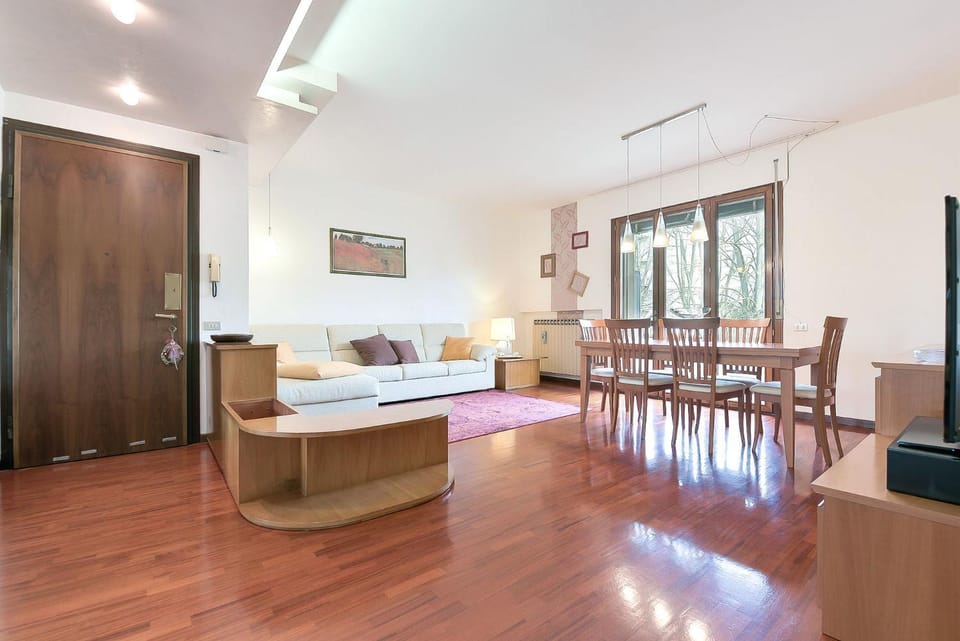 Communal lounge/ TV room, Bed, TV and multimedia, Living room, Seating area, Dining area, air conditioner