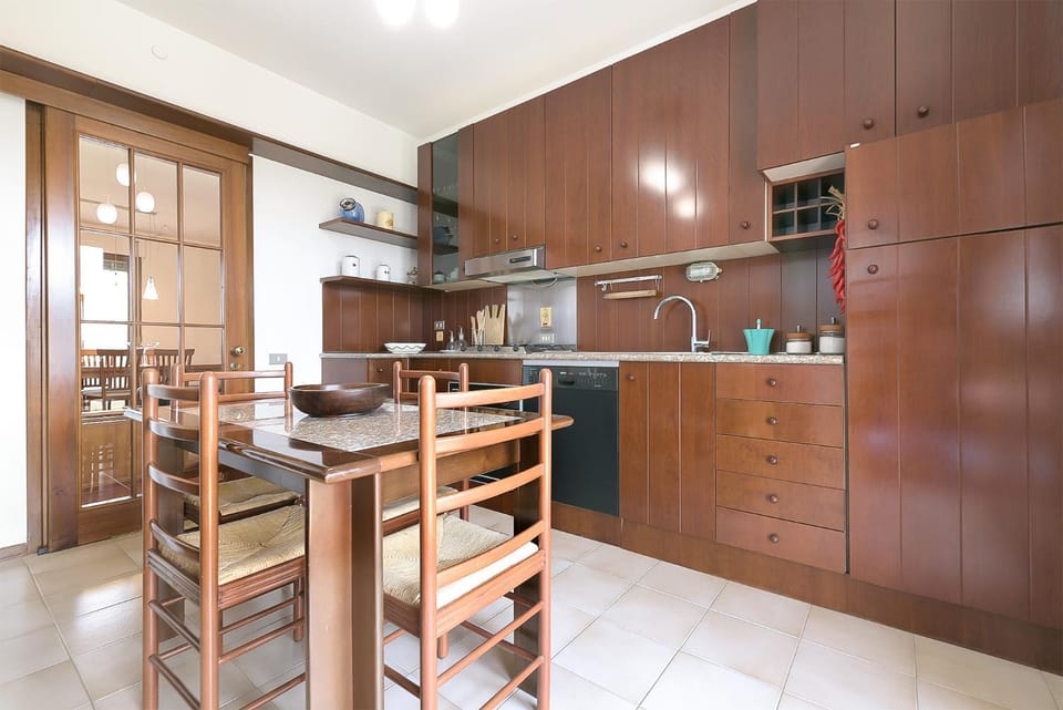 Kitchen or kitchenette, Dining area, minibar, oven, stove