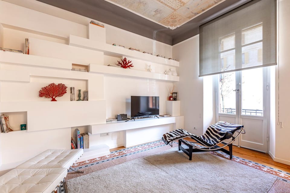Communal lounge/ TV room, Library, TV and multimedia, Living room, Photo of the whole room, Seating area, Evening entertainment