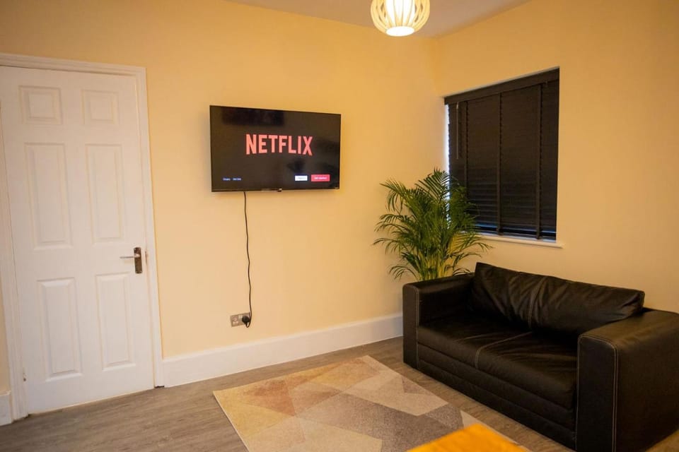Communal lounge/ TV room, TV and multimedia, Living room, Seating area, Evening entertainment