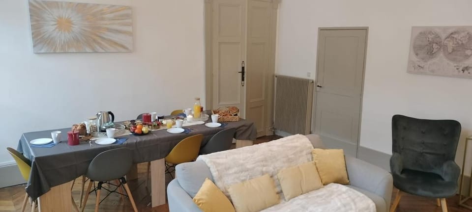 Living room, Seating area, Dining area