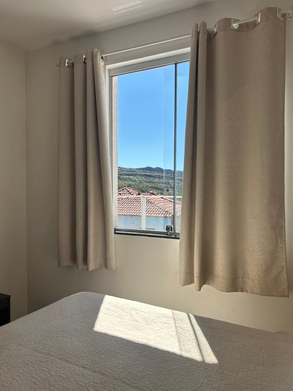Bedroom, Mountain view