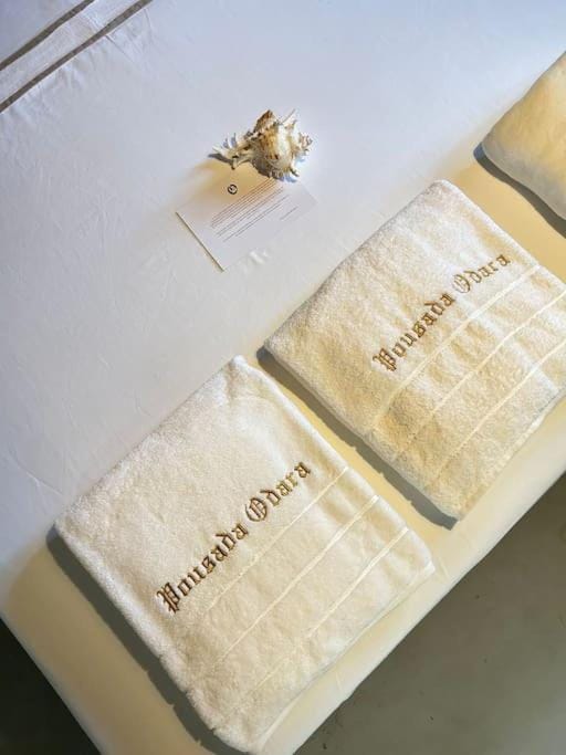 Bedroom, towels