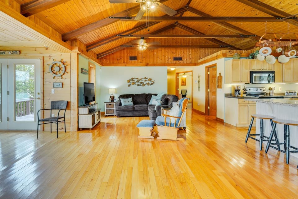 'Duck and Bug's Cabin' on Boone Lake w/ Boat Dock! Cabin in Bristol