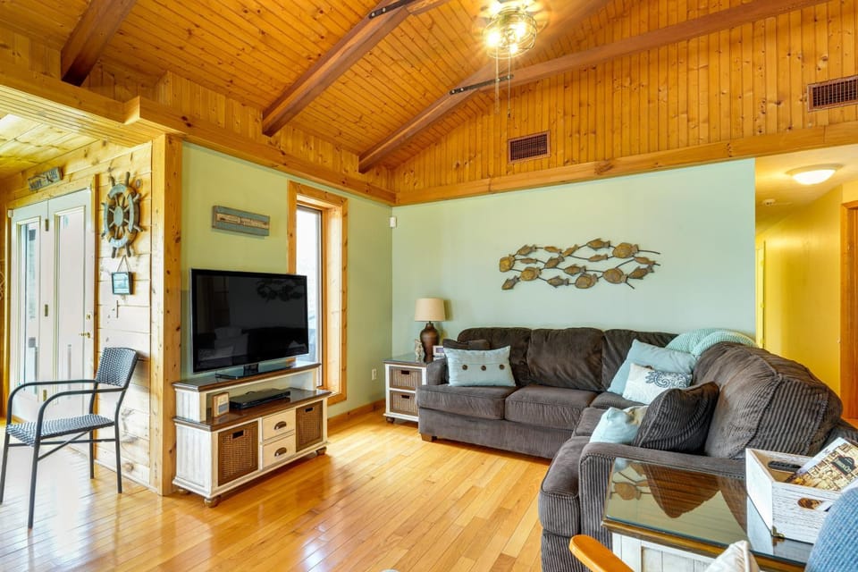 'Duck and Bug's Cabin' on Boone Lake w/ Boat Dock! Cabin in Bristol