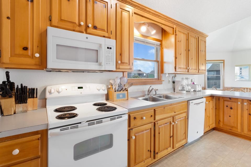 8455 - Mad Hatteras House in Avon