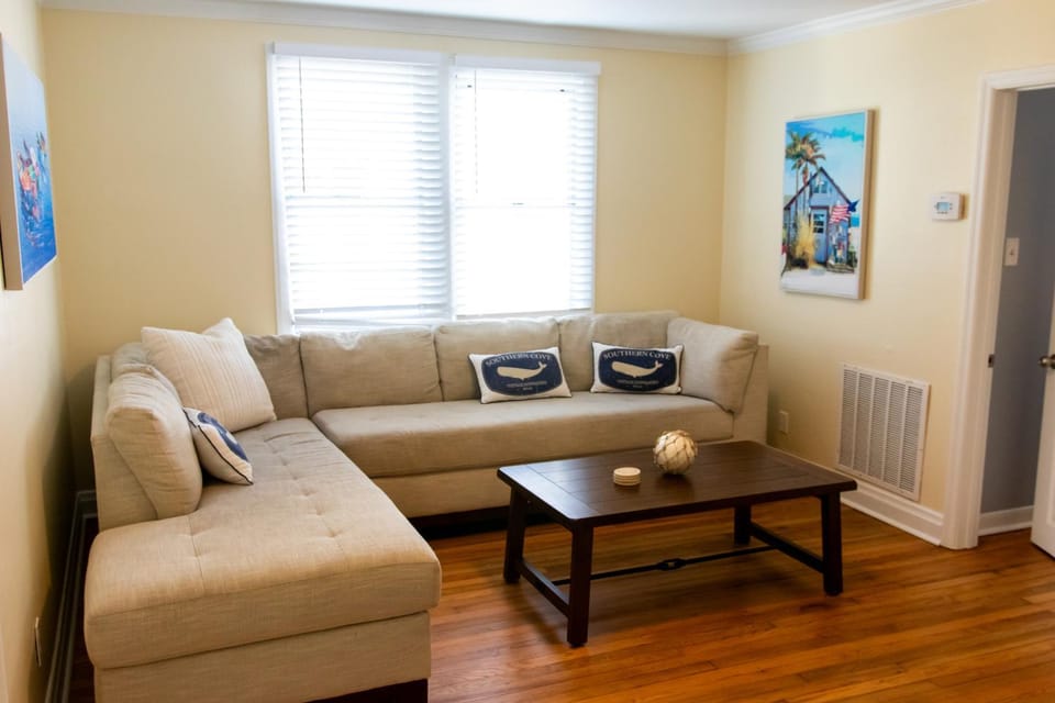 Walk to the beach! Two bedroom unit in the heart of Jax Beach Apartment in Jacksonville Beach