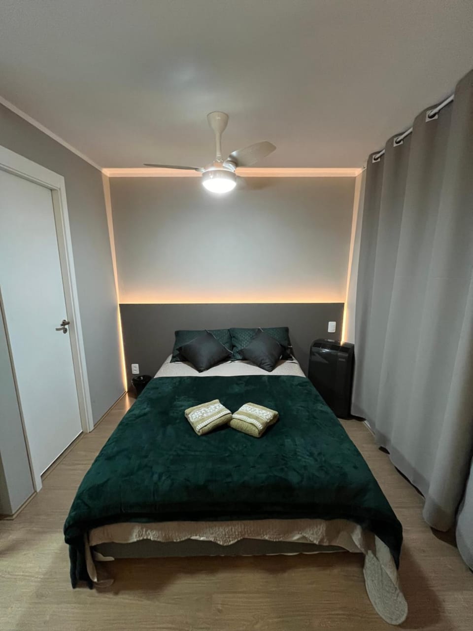 Bed, fireplace, towels, air conditioner