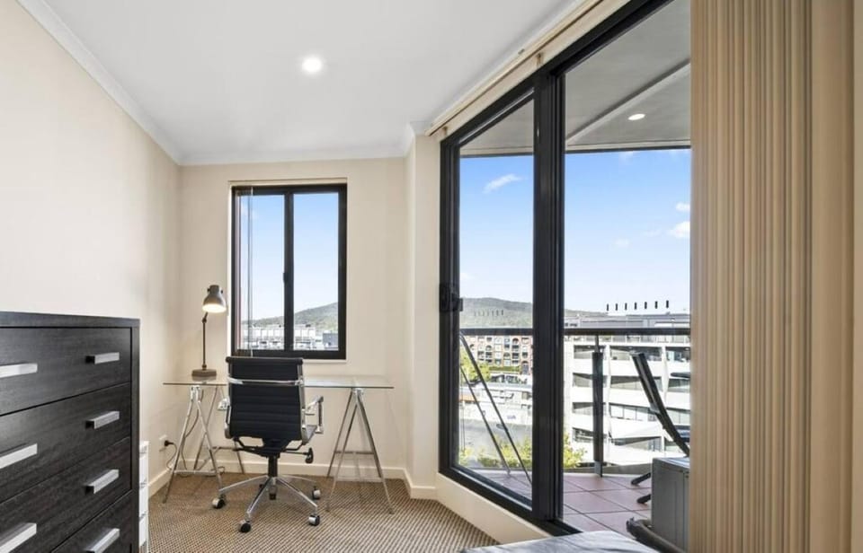 Inner-City 2-Bed with Parking, Pool, Gym & BBQ Apartment in Canberra