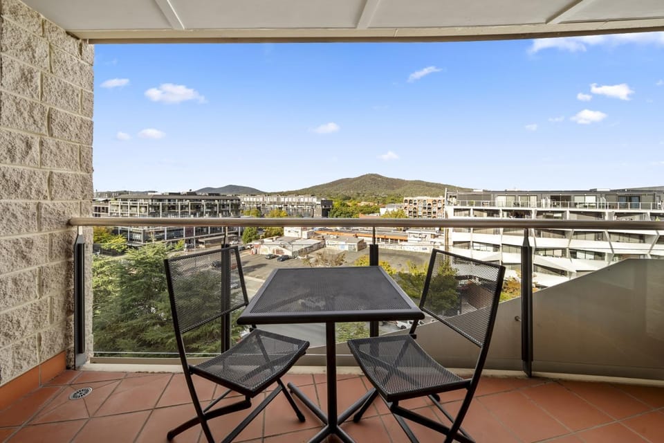 Inner-City 2-Bed with Parking, Pool, Gym & BBQ Apartment in Canberra