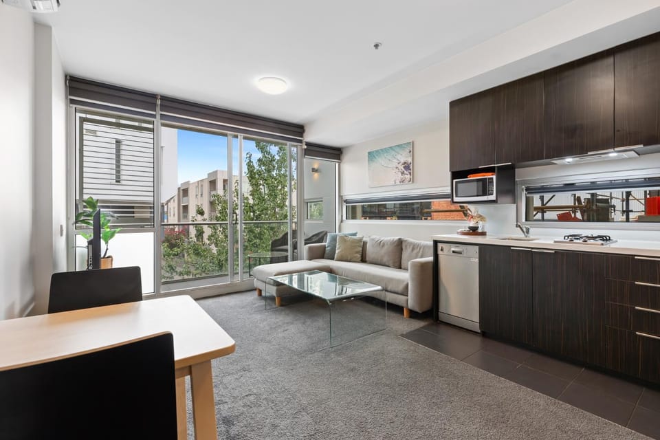 Fitzroy North 1-Bed with Balcony by Edinburgh Park Apartment in Melbourne