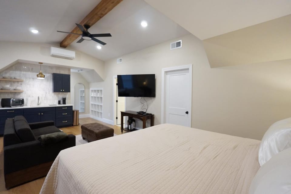 Bed, TV and multimedia, fireplace