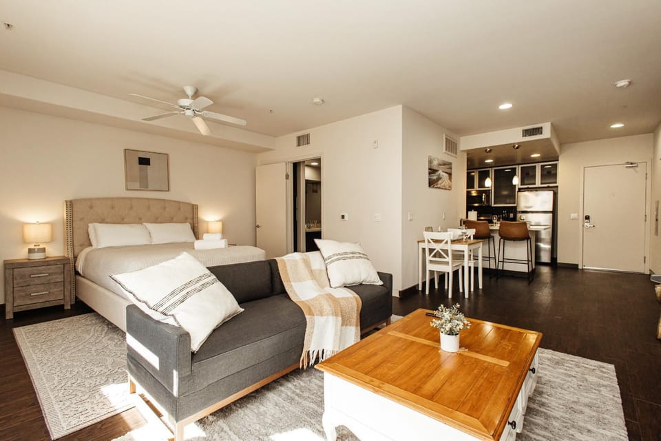 Bed, Kitchen or kitchenette, Living room, Photo of the whole room, Seating area, Dining area, Bedroom