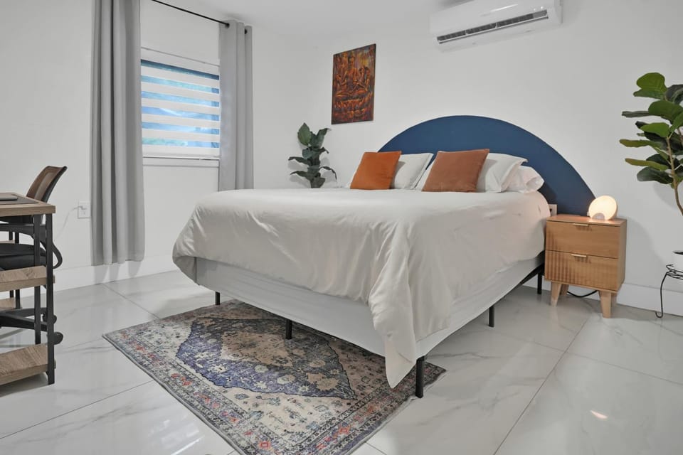 Bed, Photo of the whole room, Bedroom, air conditioner