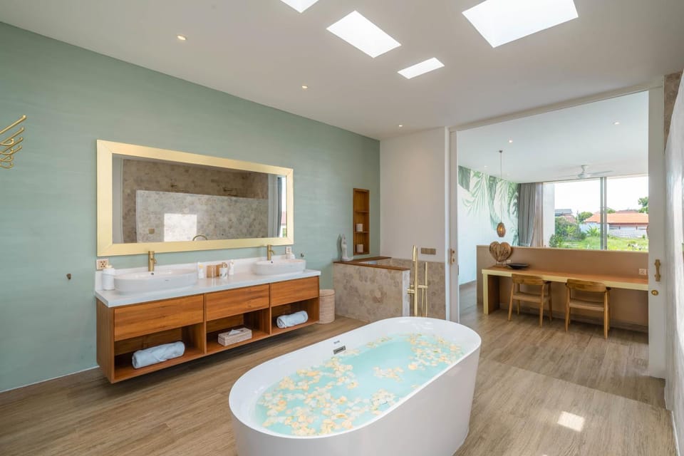Vida and Vola - Majestic Coastal Retreat in Canggu Villa in North Kuta