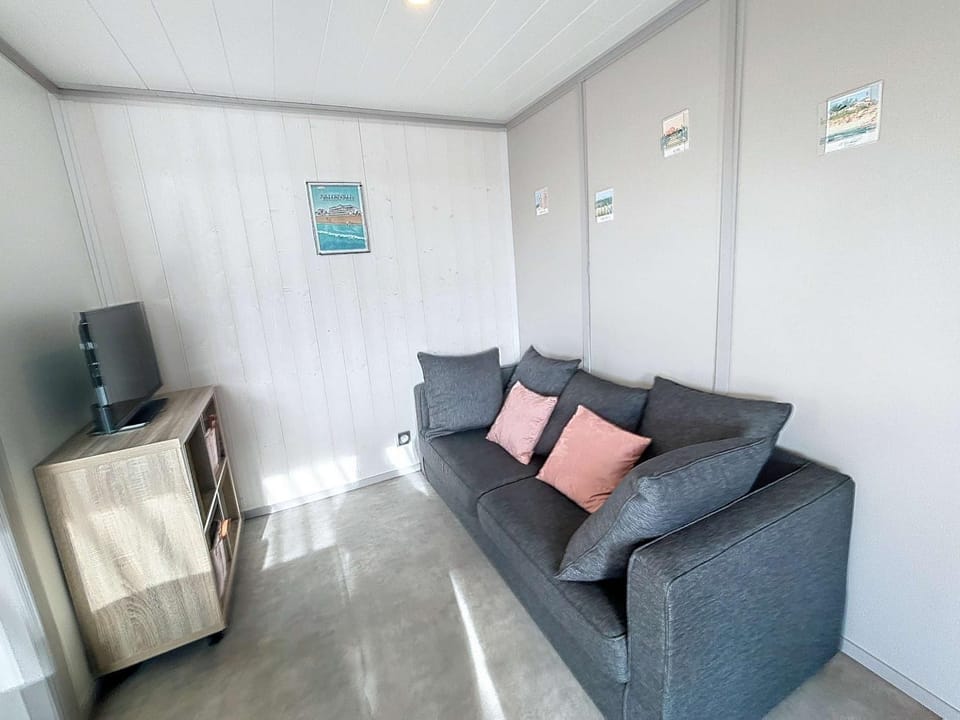 Jullouville: Villa 4 pers, proche plage, piscine chauffée - FR-1-361-534 Chalet in Saint-Pair-sur-Mer