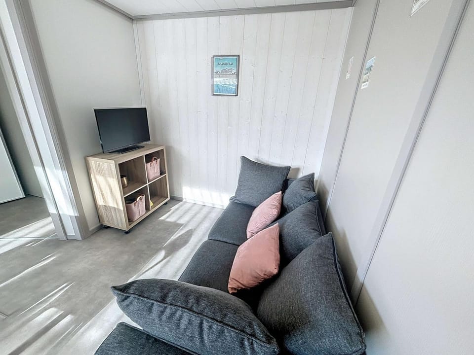 Jullouville: Villa 4 pers, proche plage, piscine chauffée - FR-1-361-534 Chalet in Saint-Pair-sur-Mer
