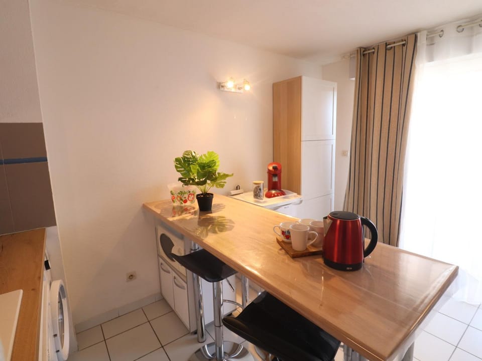 Joli T2 rénové avec terrasse et piscine, accès direct plage - FR-1-472A-302 Apartment in Occitanie